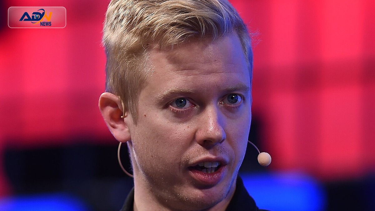 Reddit shares plunge